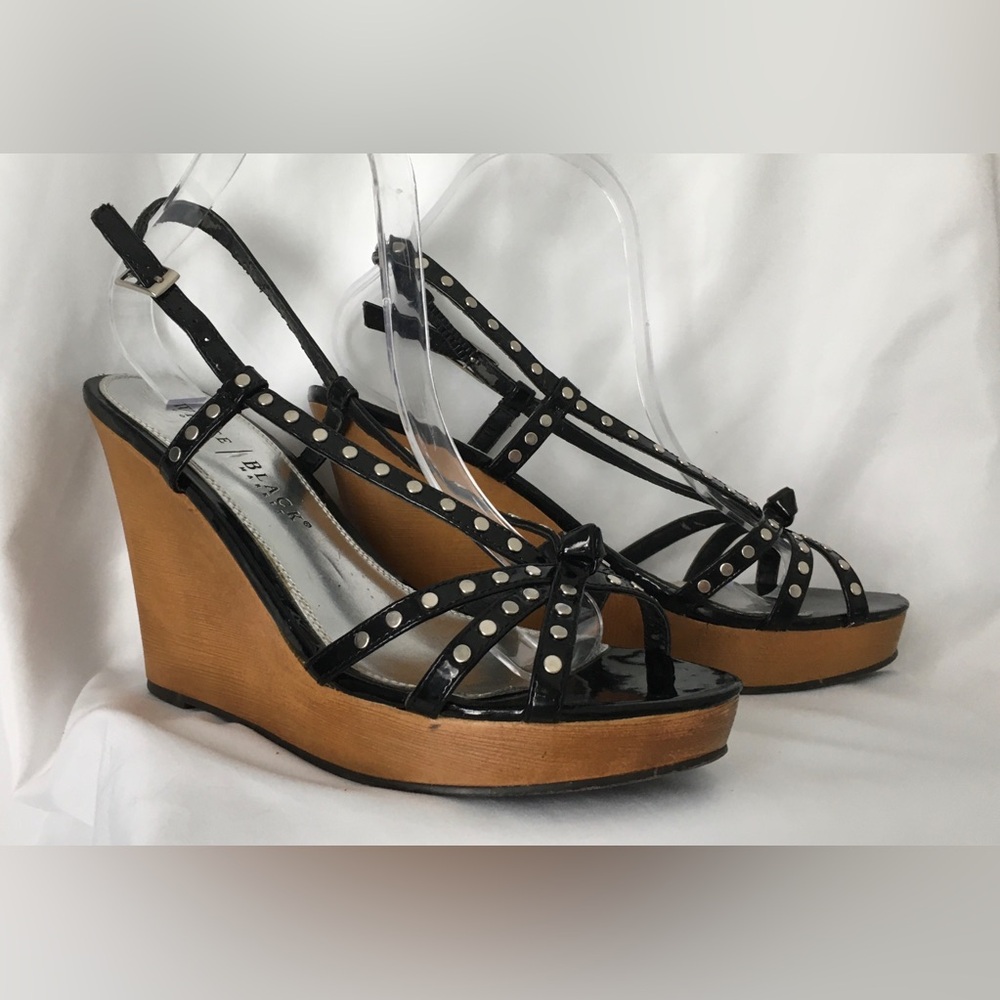 EUC WHBM Sexy Black patent leather strappy platform wood wedge with metal accent